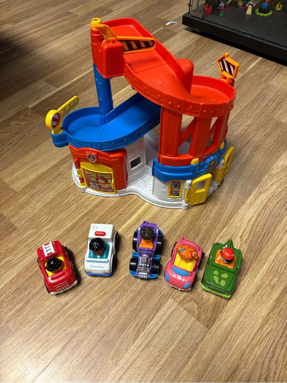 Fisher-price Little People Race and Chase Rescue Station With Wheelies Cars